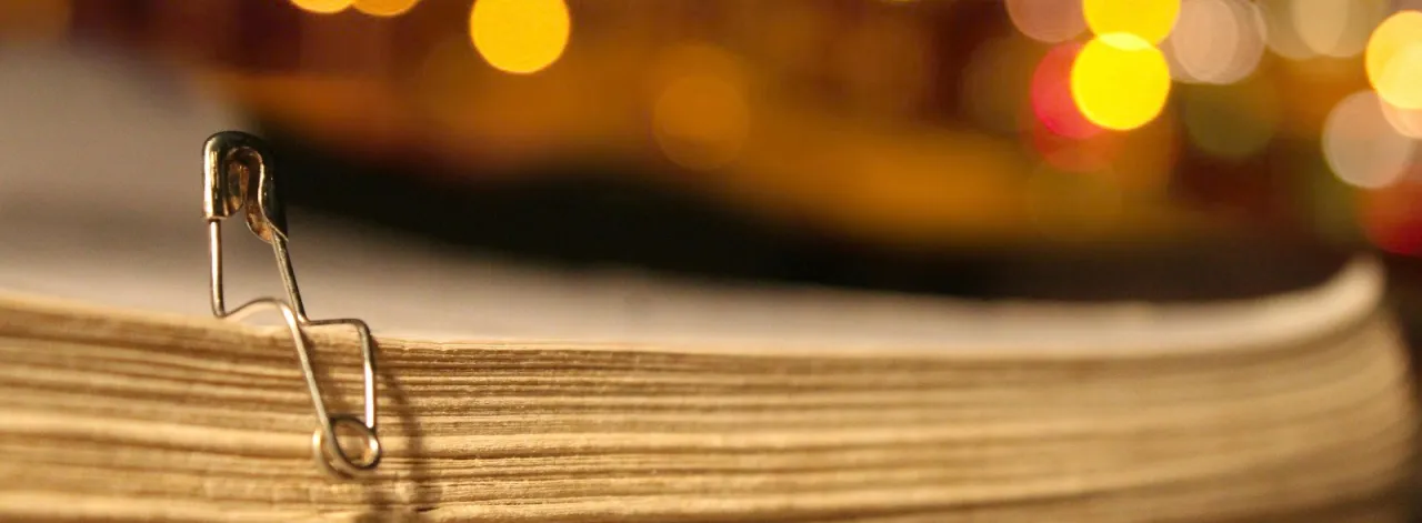 Zdjęcie Co oznacza naszyjnik z agrafką? Odkryj jego symbolikę i historię