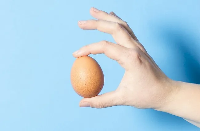 Zdjęcie Ile kcal ma jajko surowe? Zaskakująca wartość odżywcza