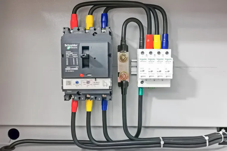 Zdjęcie Jak podłączyć bezpiecznik 1 fazowy bez błędów i zagrożeń bezpieczeństwa