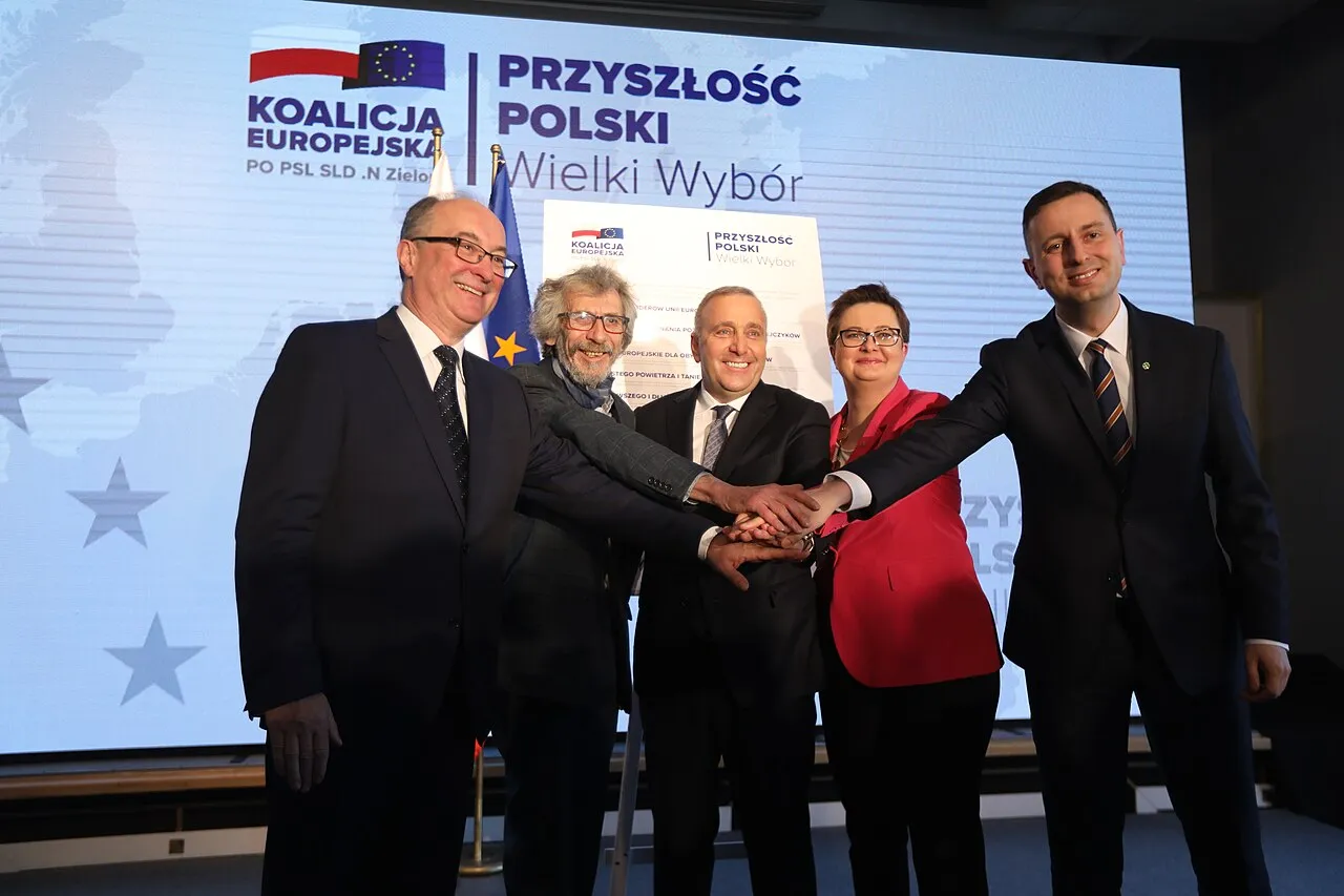 Pięciu polityków zjednoczonych w geście solidarności. To symbol tego, co to jest koalicja: wspólne działanie dla przyszłości Polski.