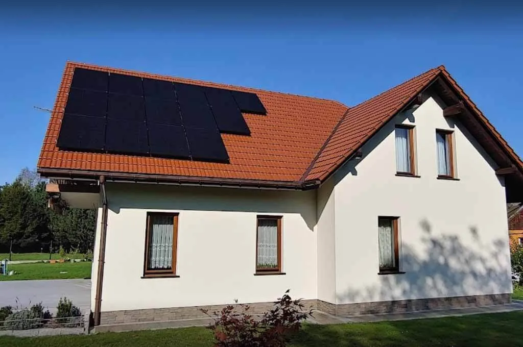 dom z panelami fotowoltaicznymi i piecem elektrycznym