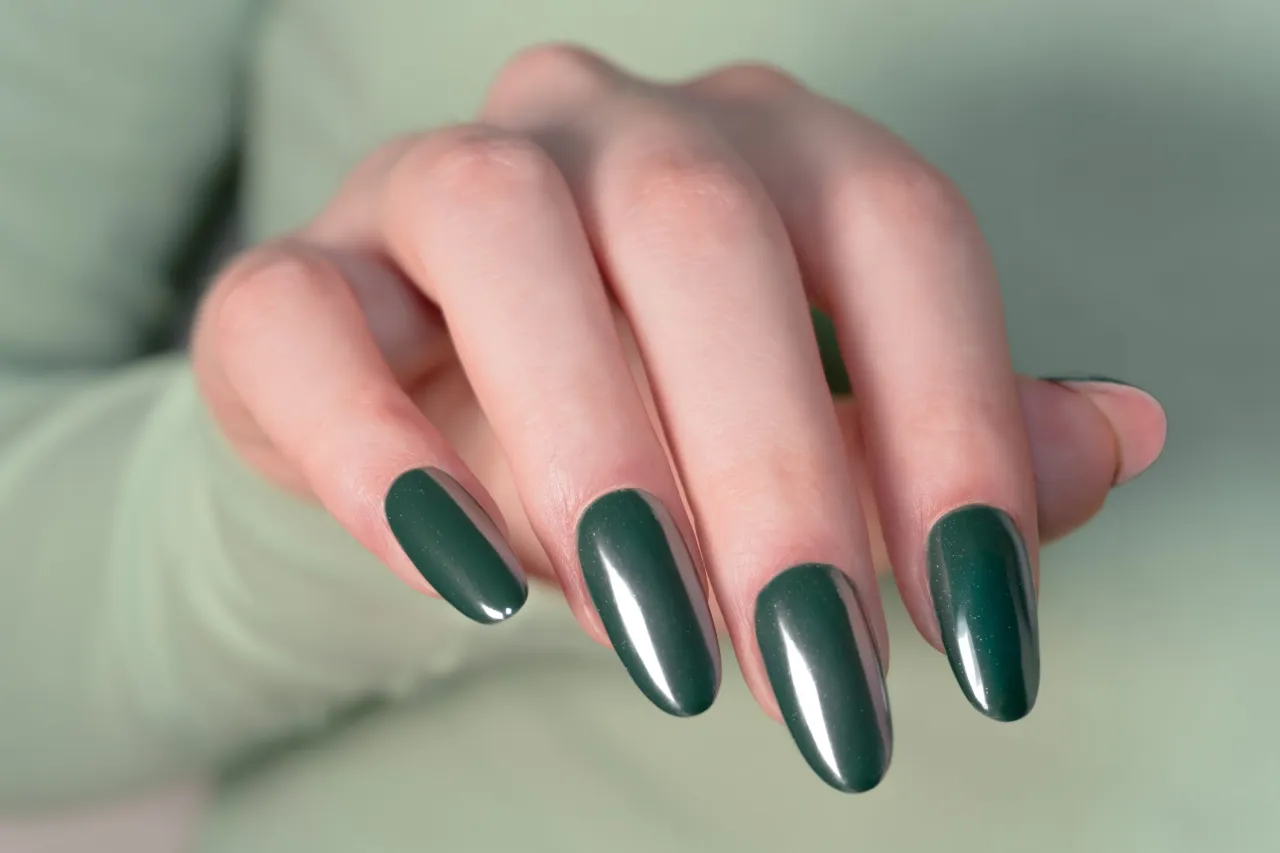 inspiracje paznokcie butelkowa zieleń połączenia kolorystyczne