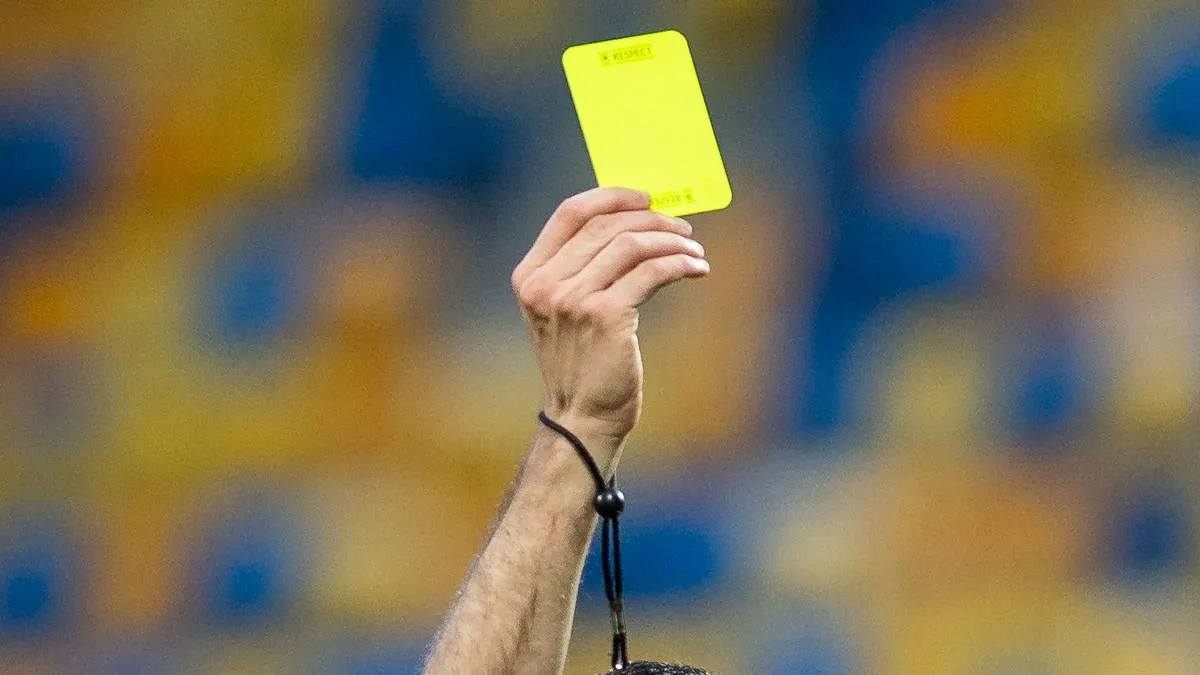 żółta kartka piłka nożna sędzia
