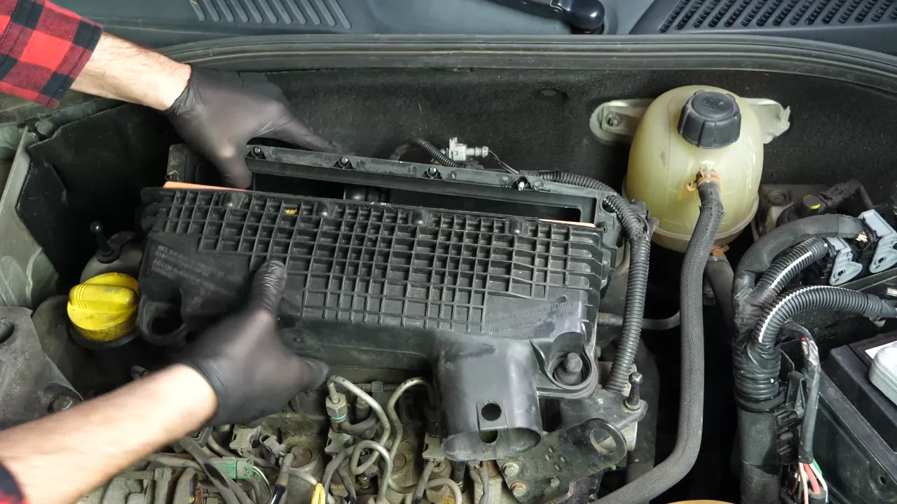 emplacement filtre &agrave; air moteur Clio 2 1.5 dCi