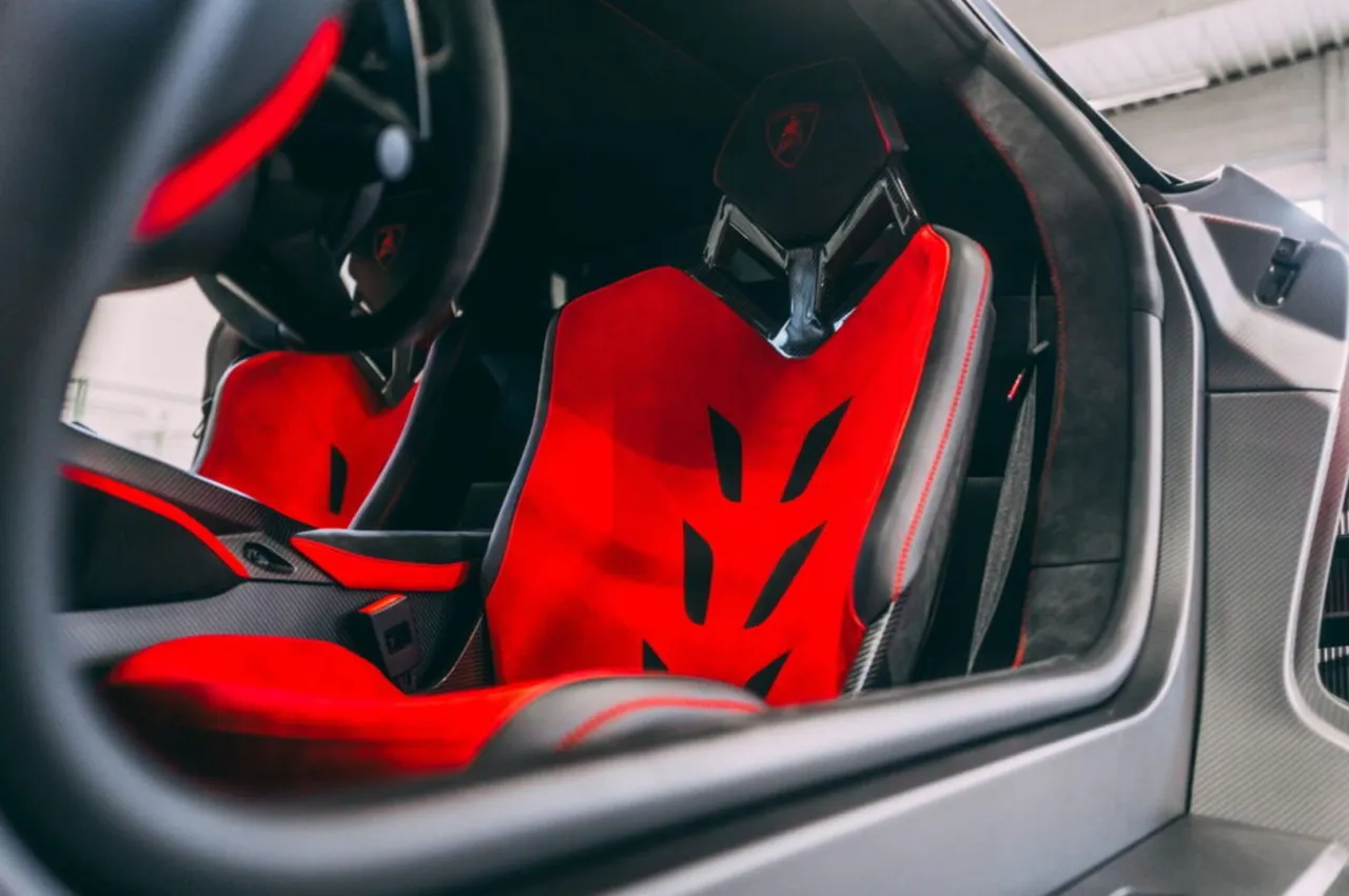 Wnętrze Lamborghini Centenario, czerwone fotele, karbon. Zastanawiasz się, ile kosztuje Lamborghini Centenario?