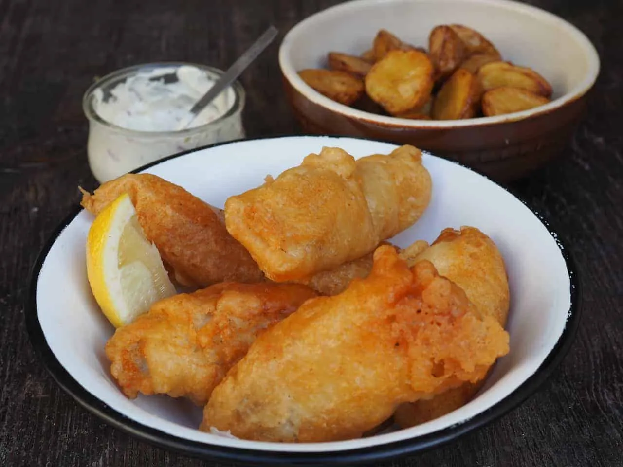 osuszanie ryby ręcznikiem papierowym