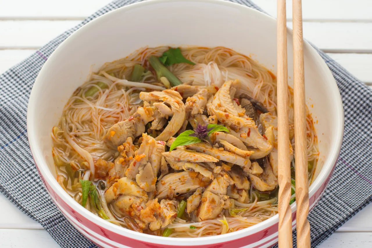 Jak prawidłowo gotować makaron do zupy tajskiej, makaron oddzielnie od zupy