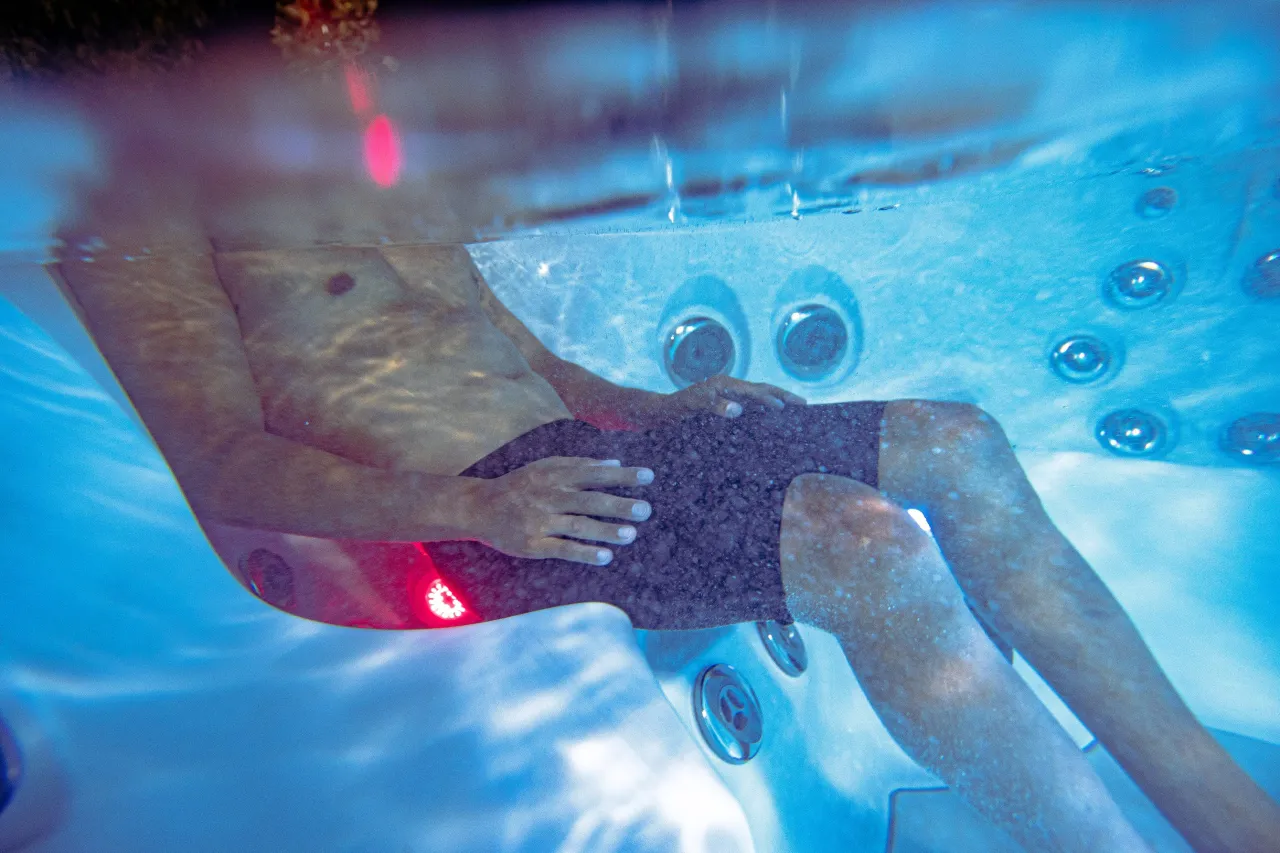 Wnętrze swim spa, widoczne dysze, systemy sterowania