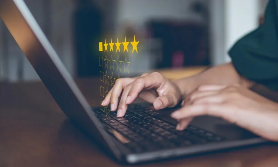 Osoba pisząca recenzję online na laptopie