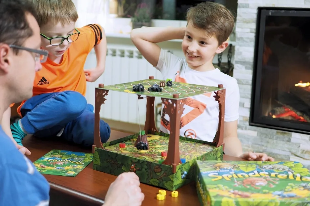 Dziewczynka gra w gry planszowe r&oacute;żne typy