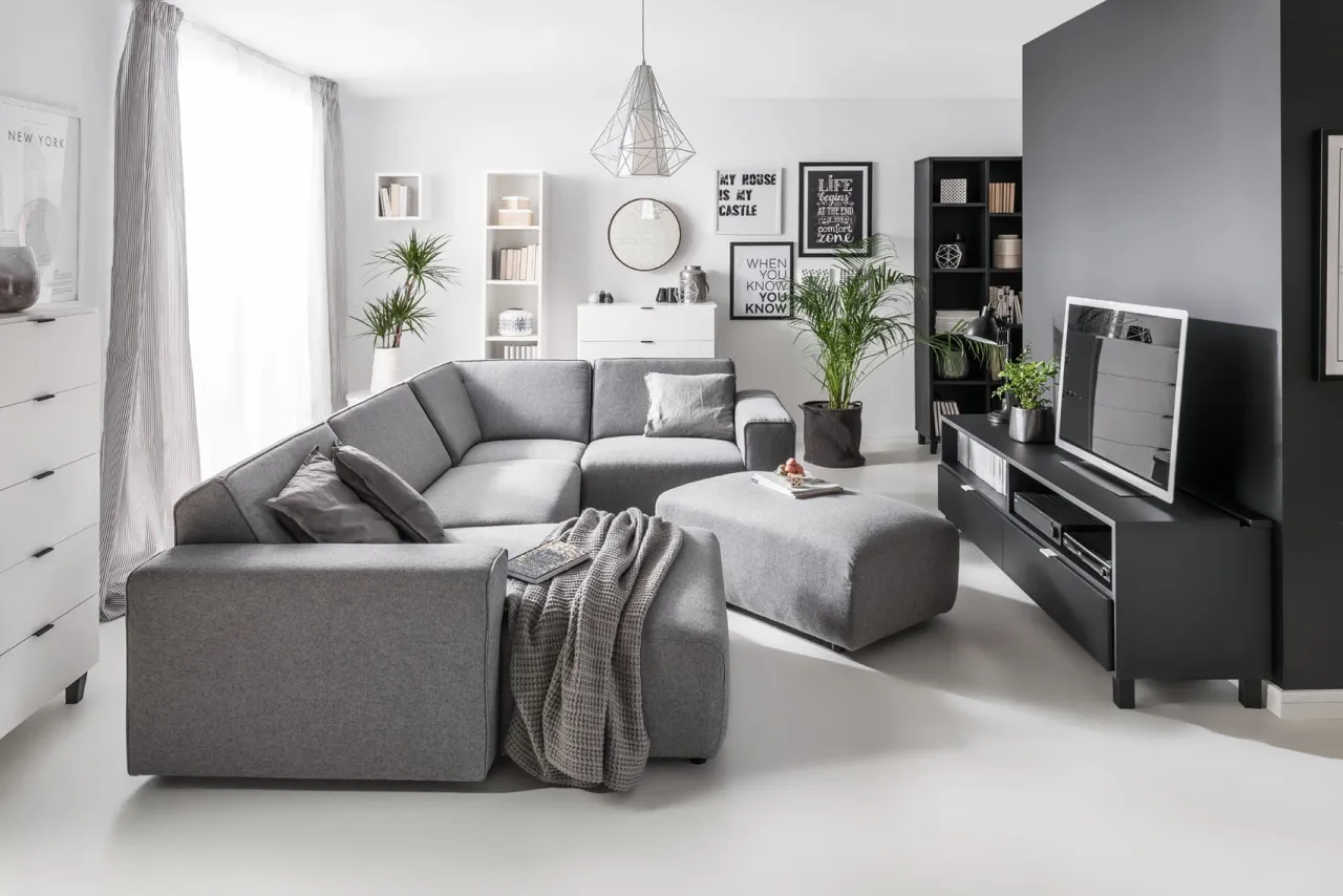 monochromatyczny salon r&oacute;żne odcienie szarości