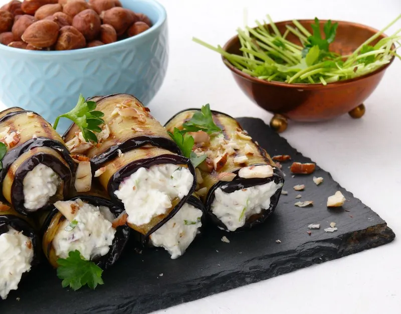 talerz z różnymi daniami z grillowanego bakłażana, np. roladki, szaszłyki
