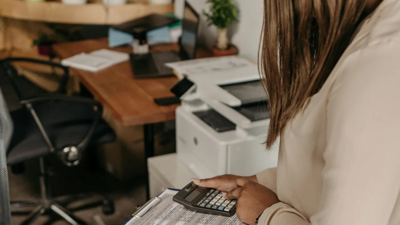 osoba konfigurująca drukarkę HP w domu przy biurku