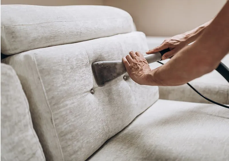Reinigung von Make-up-Flecken auf einem Sofa