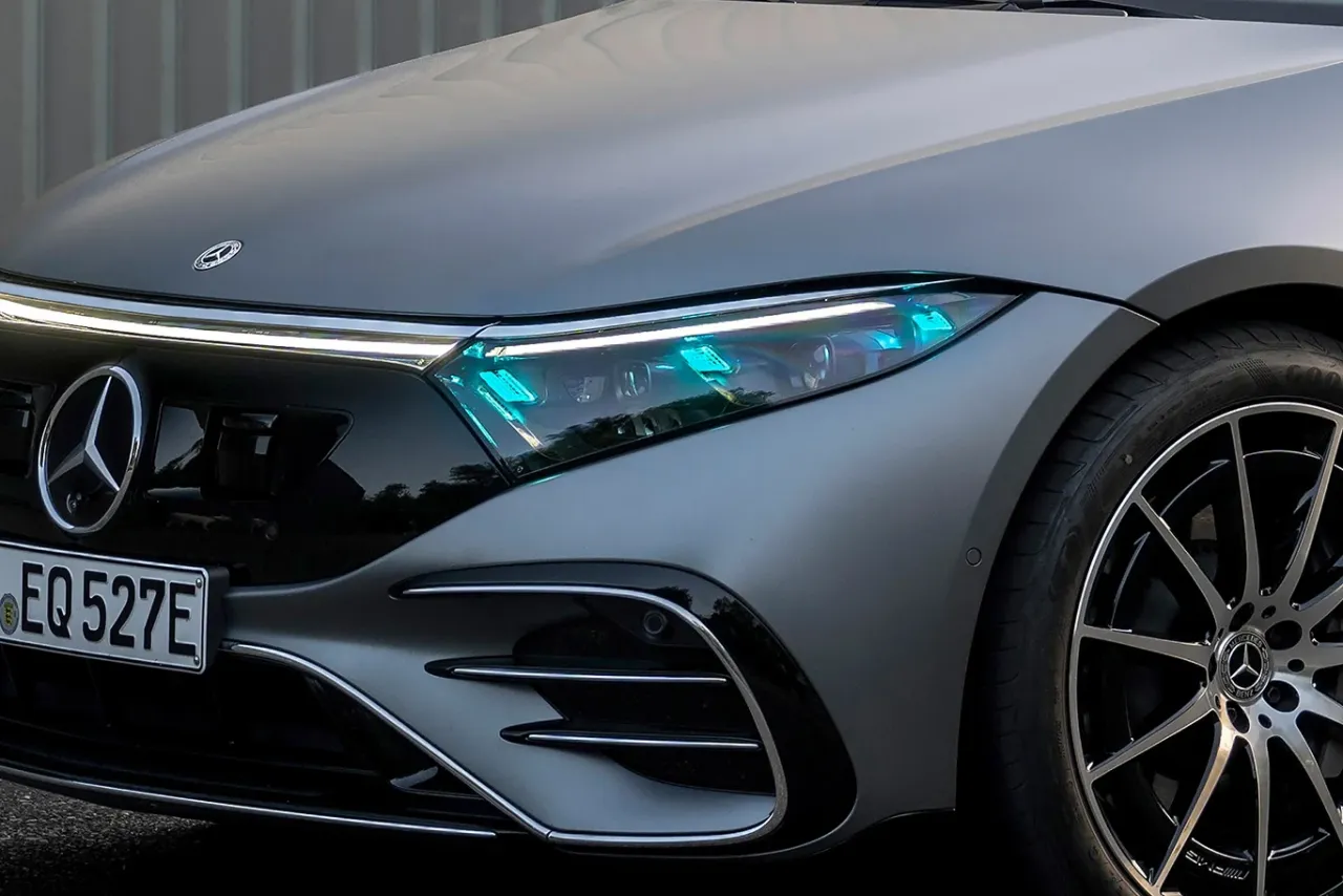 Prz&oacute;d luksusowego Mercedesa z niebieskimi światłami LED. Jakie rodzaje świateł mamy w samochodzie? To pytanie z Familiady, a tu mamy przykład nowoczesnego oświetlenia.