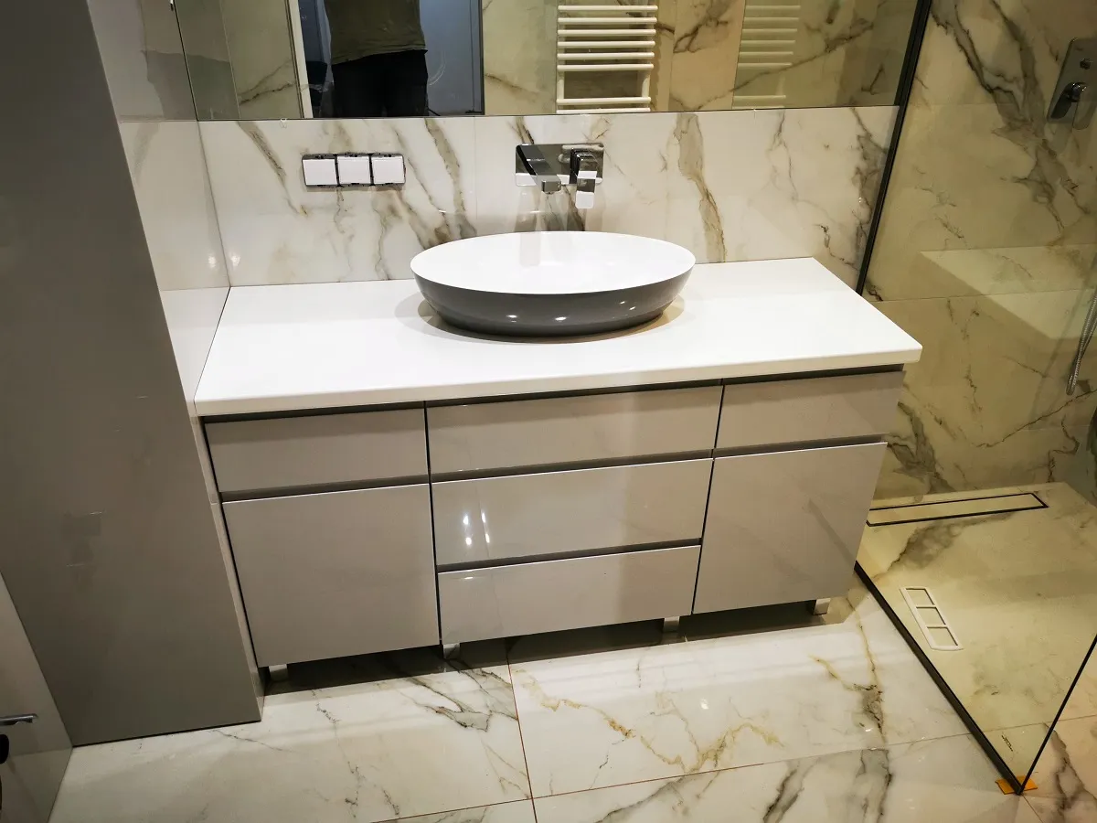 szafka pod umywalkę na wymiar słupek łazienkowy zabudowa łazienkowa