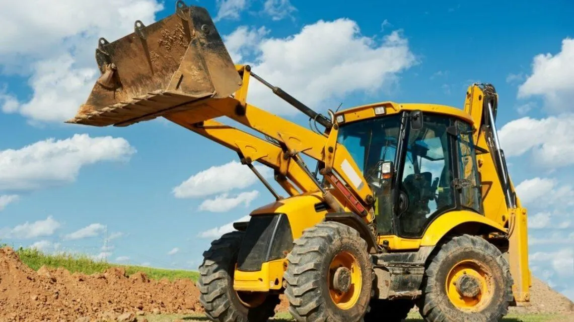 operator koparko ładowarki na placu budowy