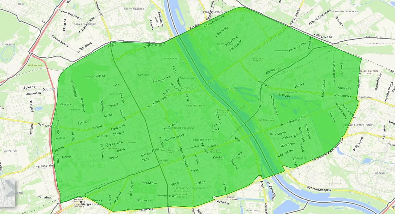 Mapa Warszawy z zaznaczoną zieloną strefą. Obejmuje ona centrum miasta, Stare Miasto, Śr&oacute;dmieście, Wolę i Pragę.