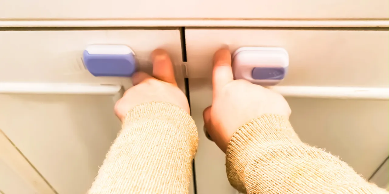 Por&oacute;wnanie zabezpieczeń szafek dla dzieci