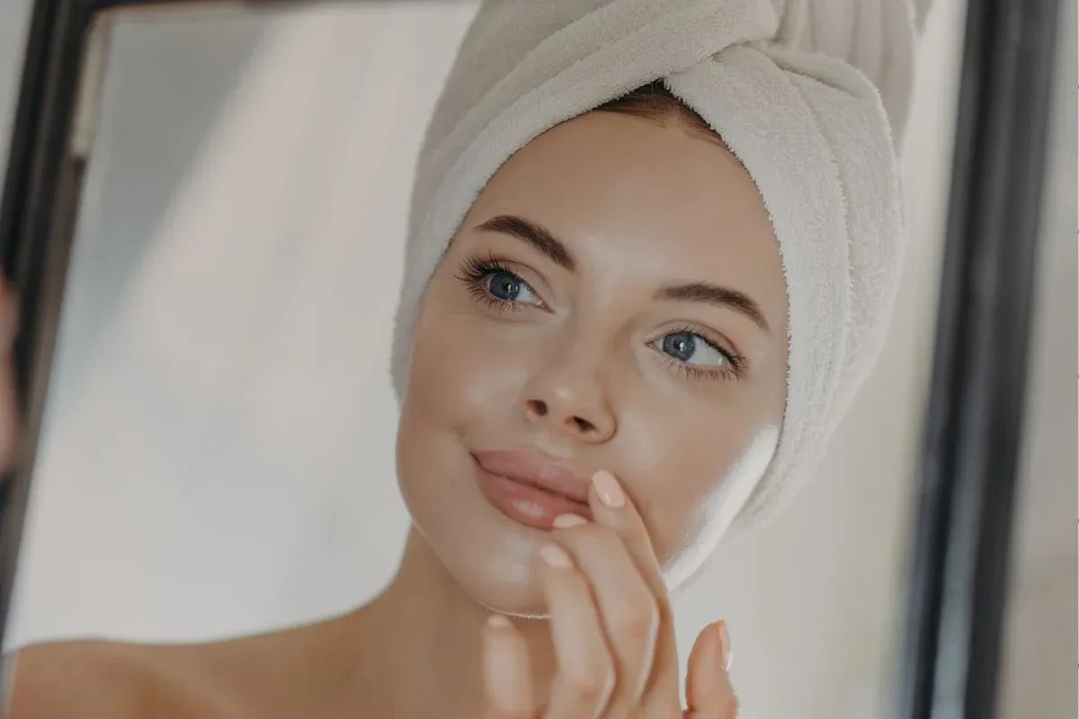 kobieta z efektem maski makijażu