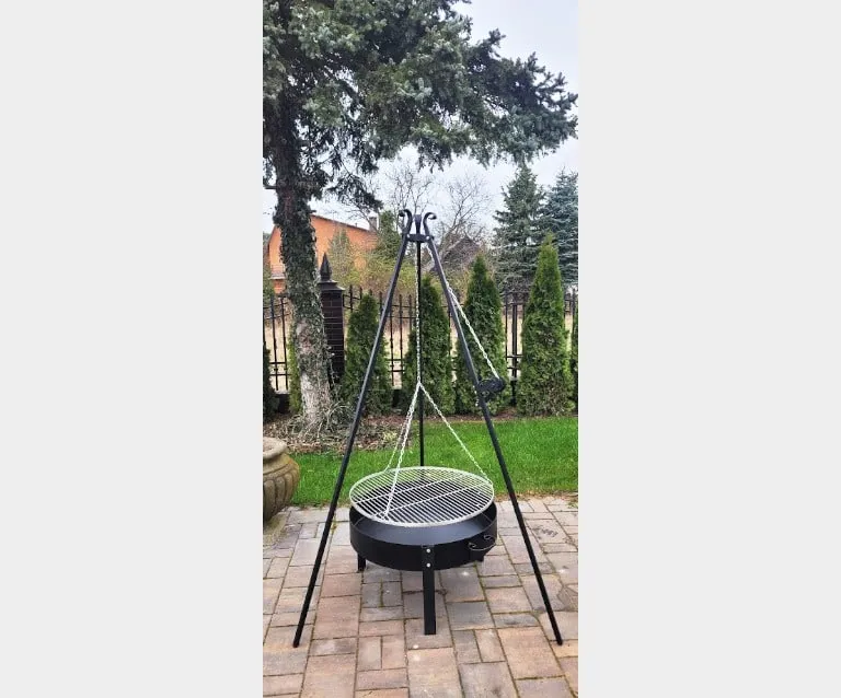 Detale konstrukcji grilla trójnogu z kołowrotkiem