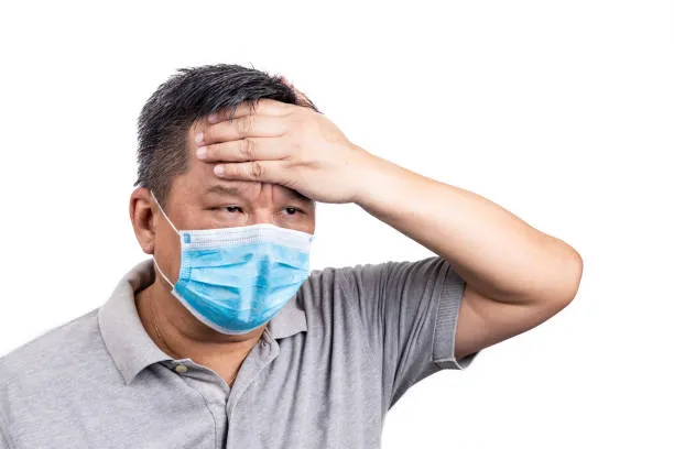 osoba zaniepokojona z ręką na czole