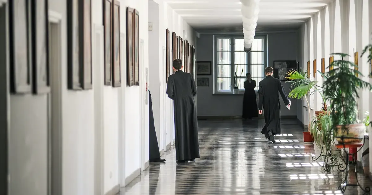 Młody mężczyzna wypełniający dokumenty do seminarium