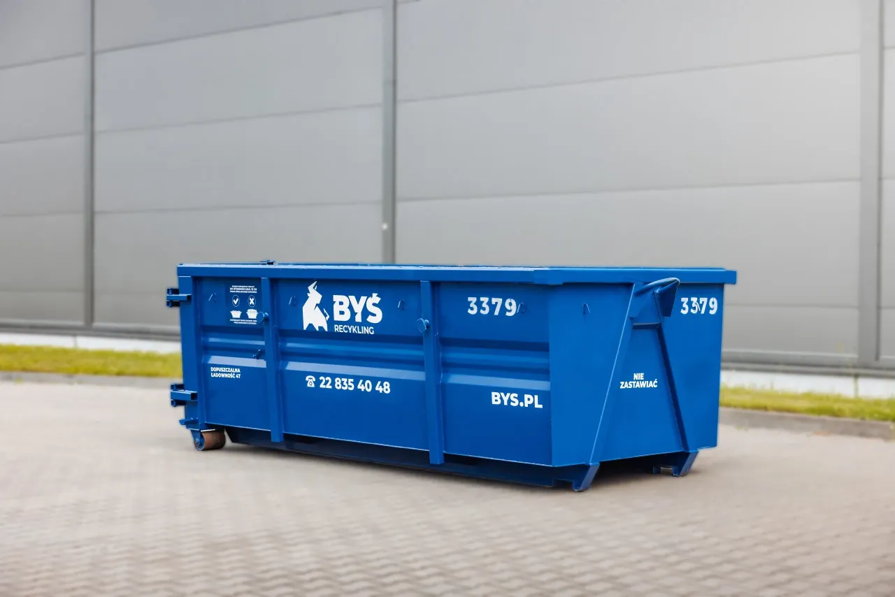 Niebieski kontener na odpady firmy BYŚ Recycling. Zapytaj o wyw&oacute;z śmieci jaki VAT.