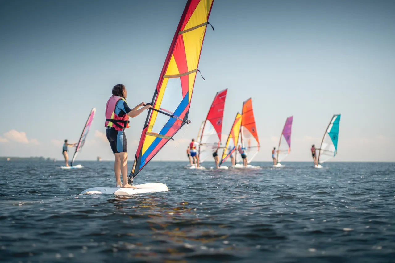 sprzęt windsurfingowy dla początkujących