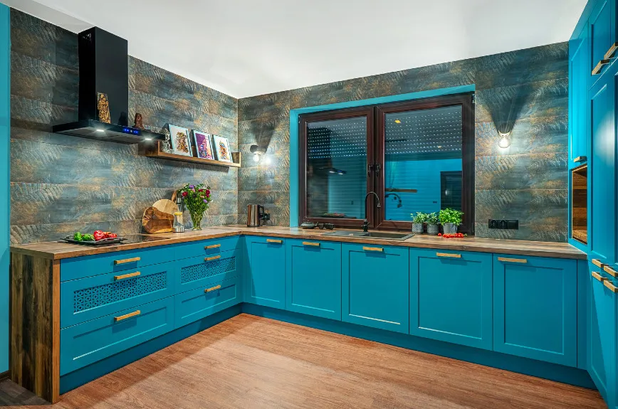 różne materiały na ścianę w kuchni inspiracje