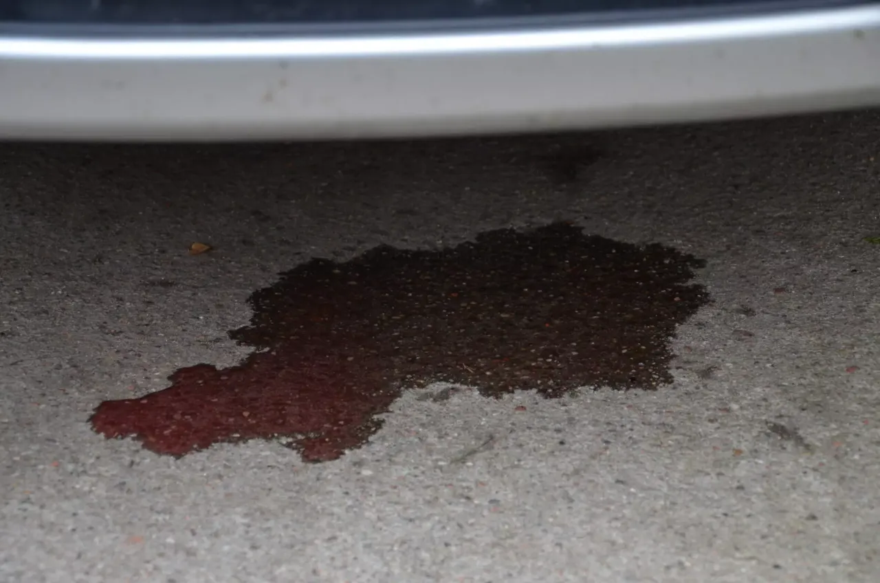 Wyciek płynu chłodniczego pod samochodem