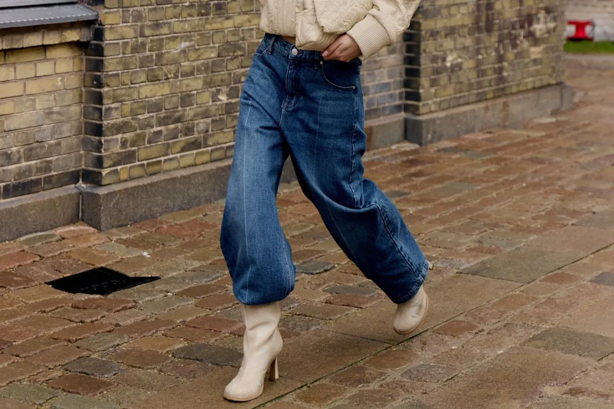 modne fasony jeans&oacute;w 2026 wide leg barrel flare skinny