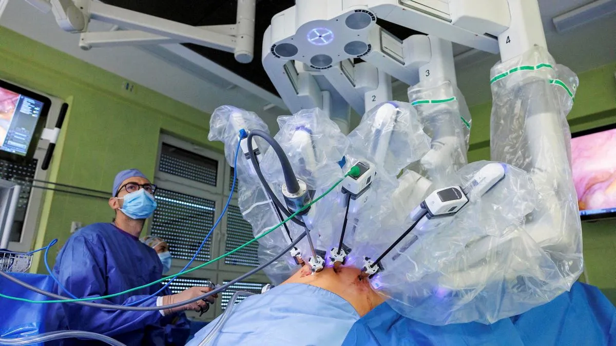 chirurg operujący w szpitalu