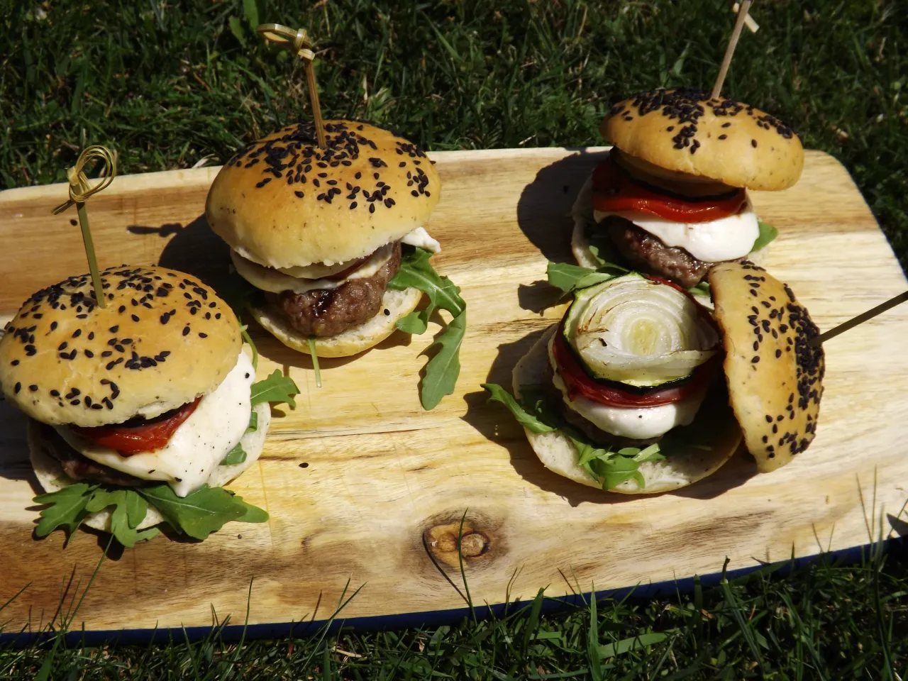 bułki do hamburger&oacute;w podpiekane na ruszcie grilla