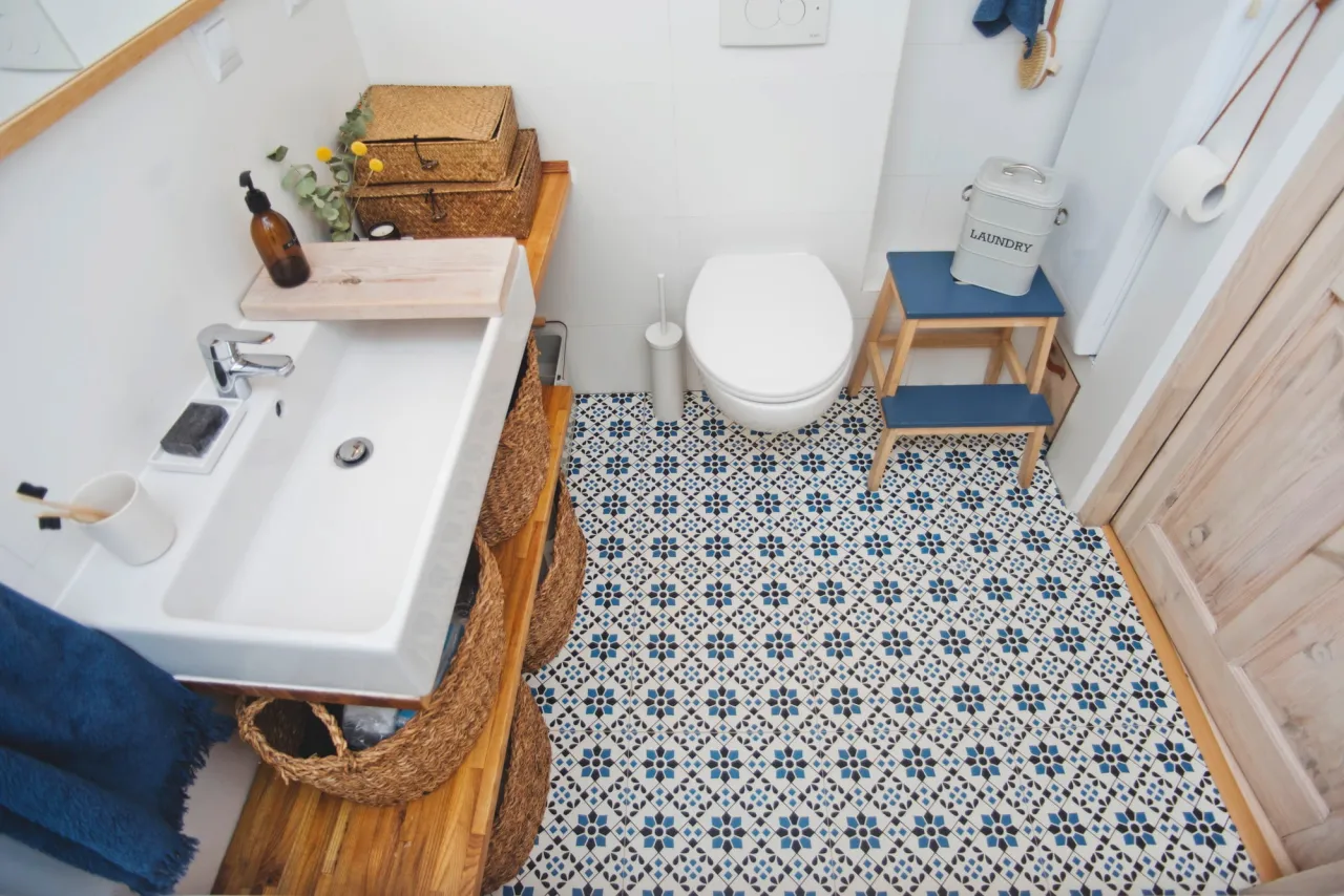 Malowanie płytek łazienkowych przed i po