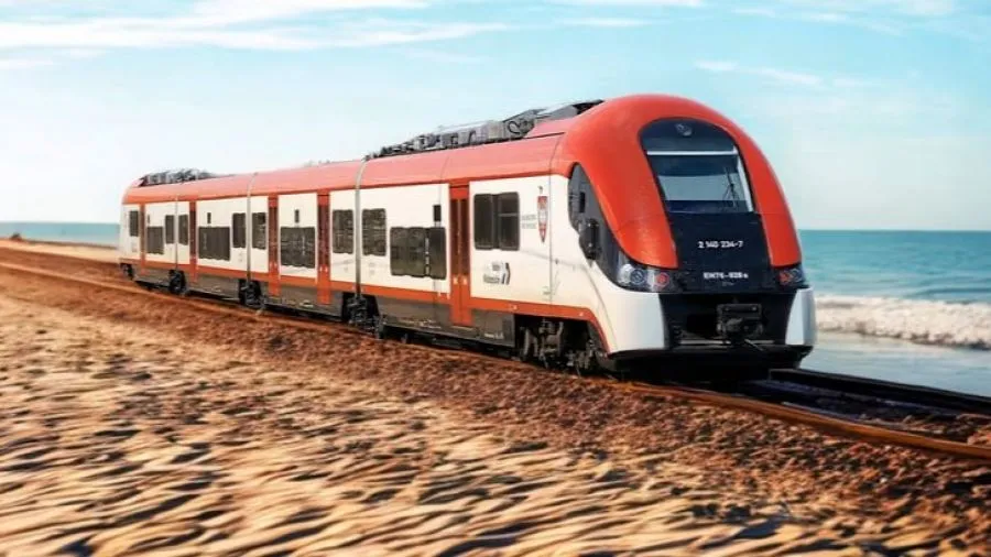 Pociąg jadący nad morze latem Polska