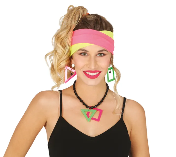 Charakterystyczne dodatki lat 80. biżuteria, paski, nerki