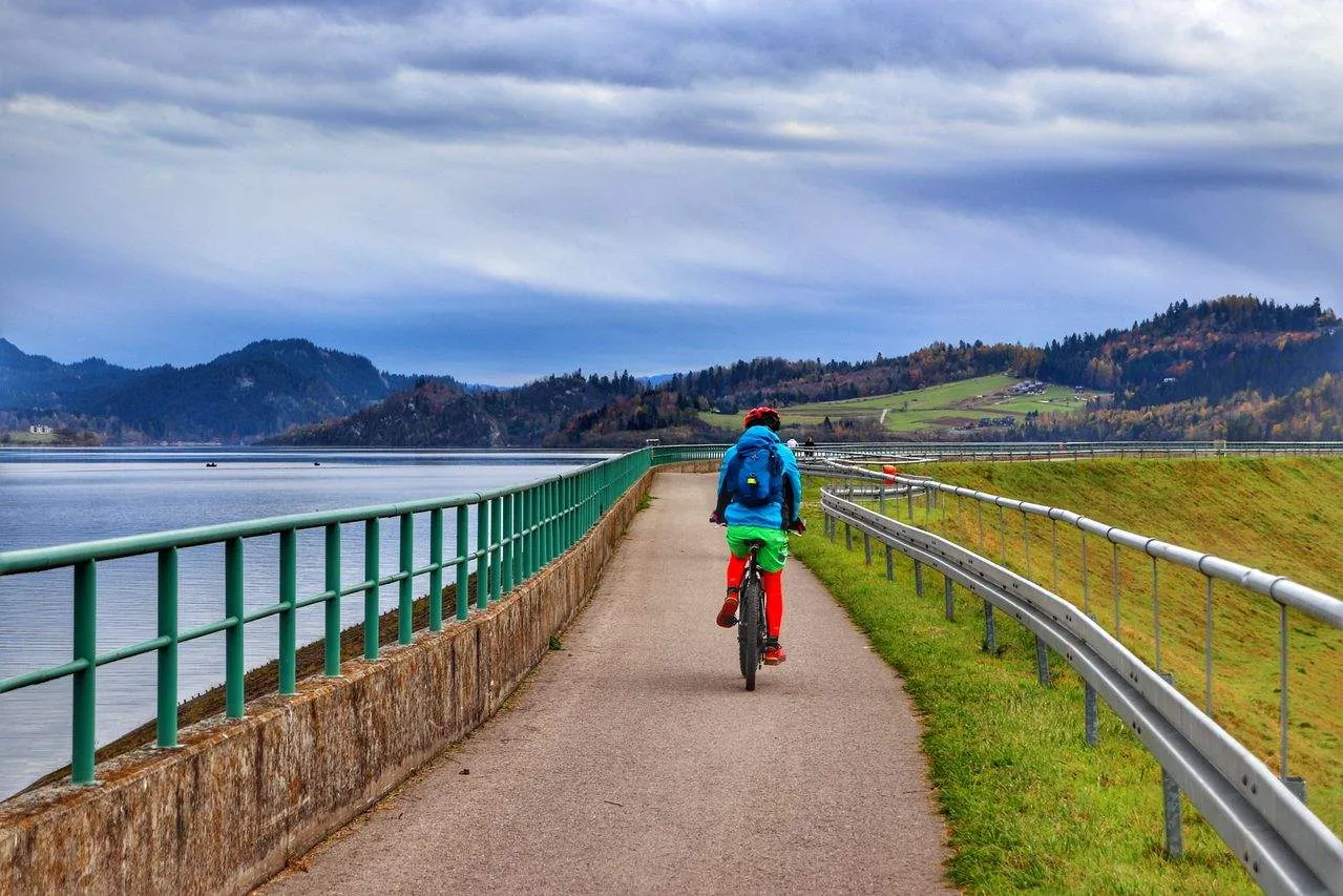Rowerzysta na trasie Velo Czorsztyn z widokiem na Tatry