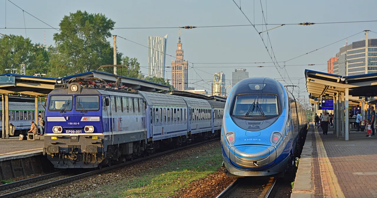Dwa pociągi PKP Intercity na stacji. Zastanawiasz się, ile znizki ma emeryt na PKP? Sprawdź na stronie przewoźnika!