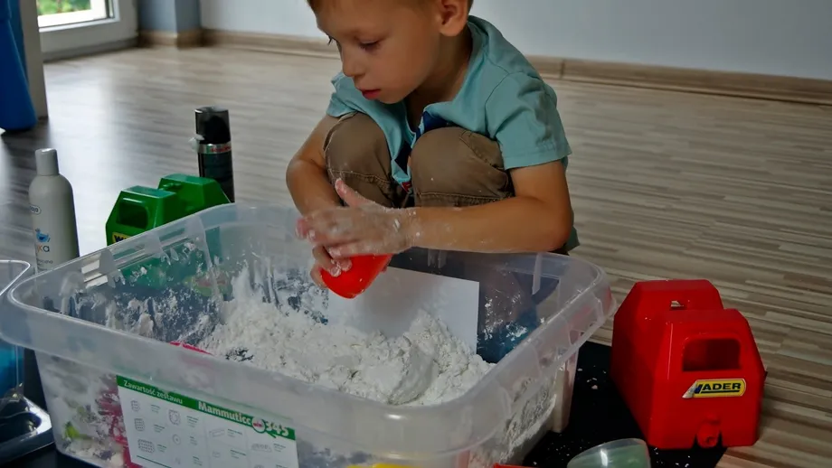 dziecko bawi się piankoliną