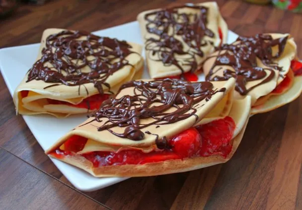 naleśniki z czekoladą i owocami