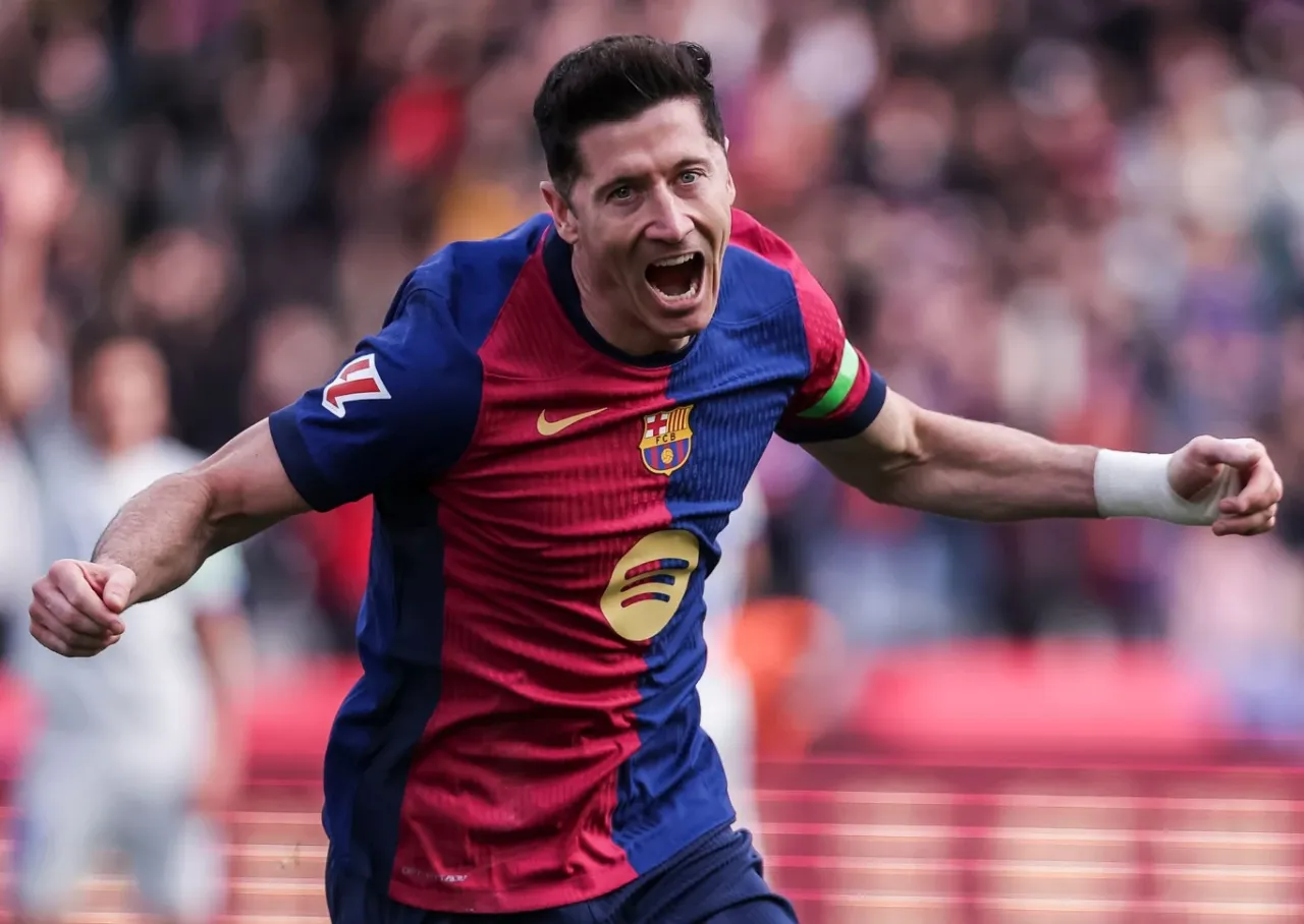 Piłkarz Robert Lewandowski w koszulce Barcelony świętuje bramkę. Trzy gole w jednym meczu to hattrick w piłce nożnej, marzenie każdego napastnika.
