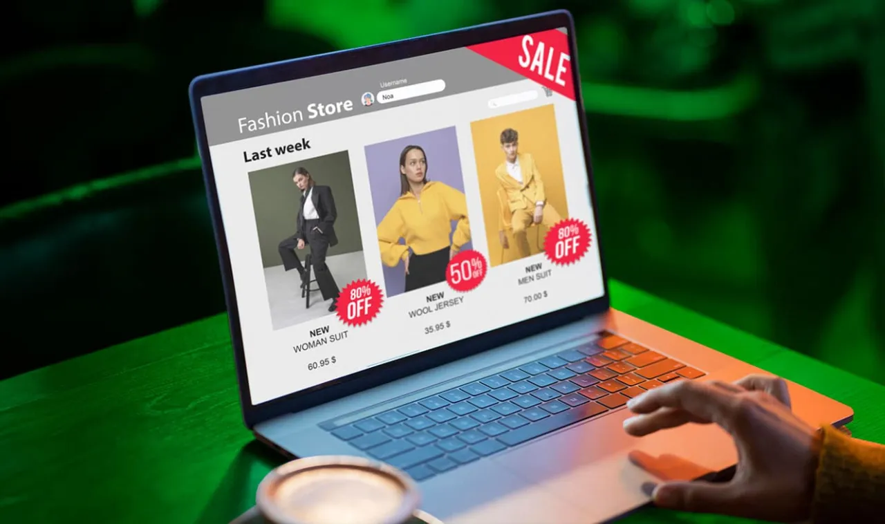 Osoba analizująca opcje platform e-commerce, wybór sklepu internetowego