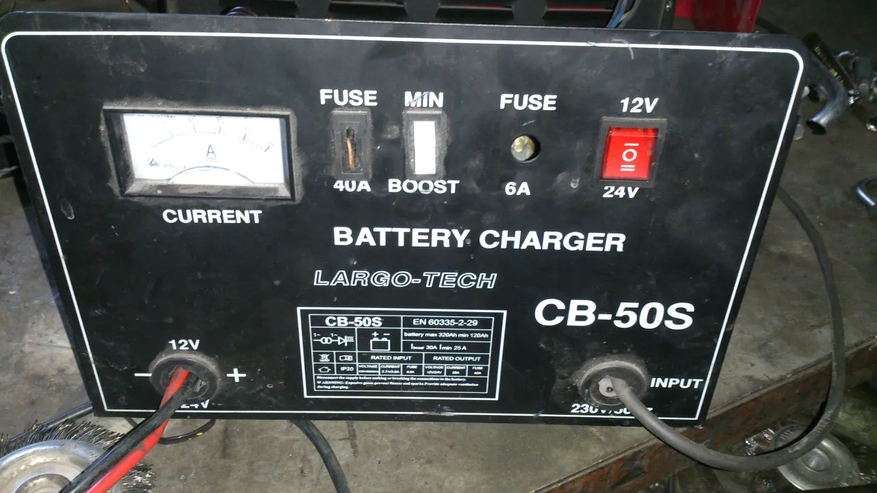 Wymiana bezpiecznika w prostowniku krok po kroku