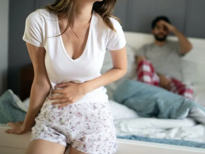 kobieta zastanawiająca się nad ciążą podczas okresu