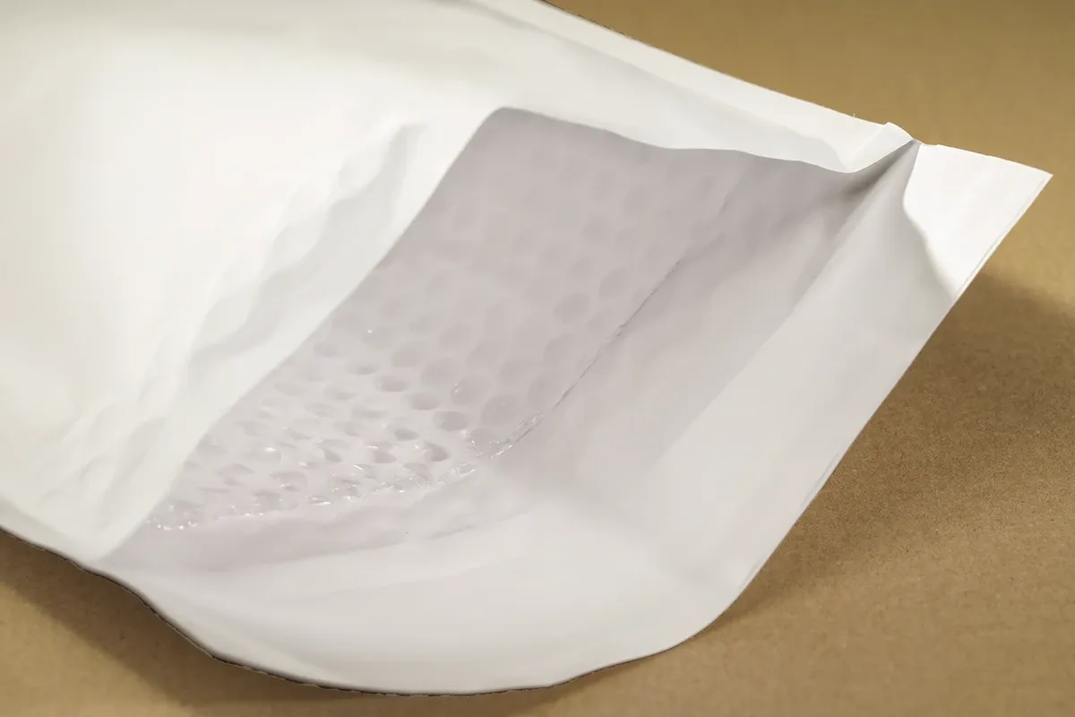 Koperta bąbelkowa i kosze na śmieci