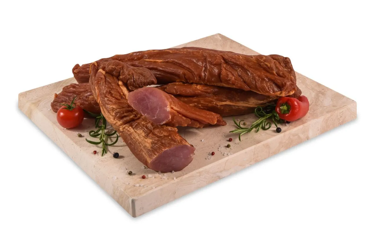 Wędzone polędwiczki wieprzowe na desce z przyprawami. Idealne do potraw, a pytanie