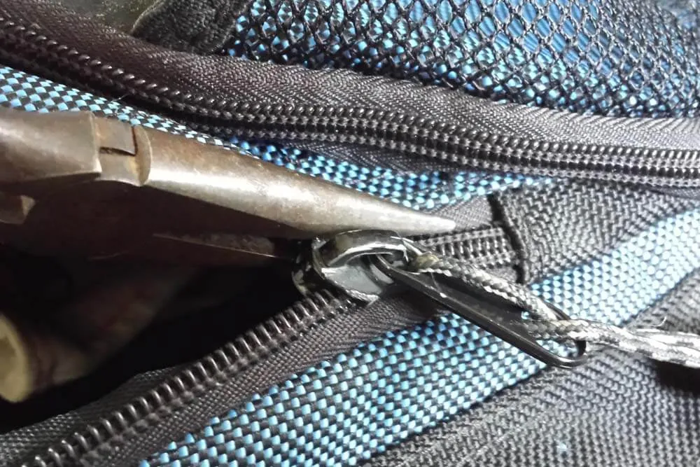 Jak naprawić rozchodzący się zamek w plecaku kombinerkami