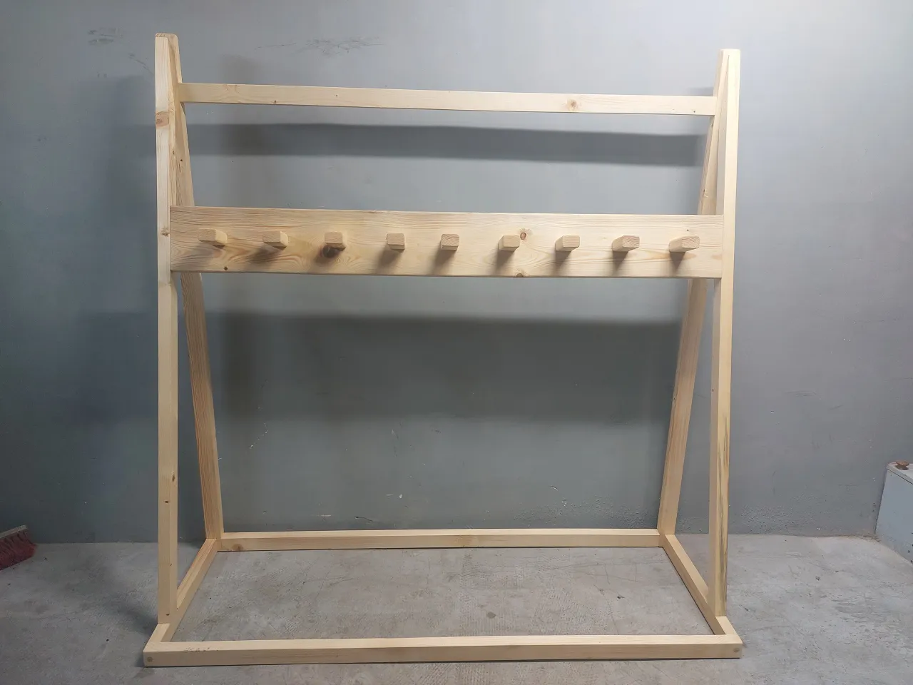 drewniany stojak na narty estetyka