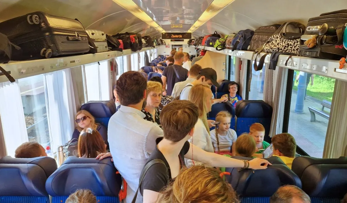 młodzi ludzie w pociągu pkp bawią się